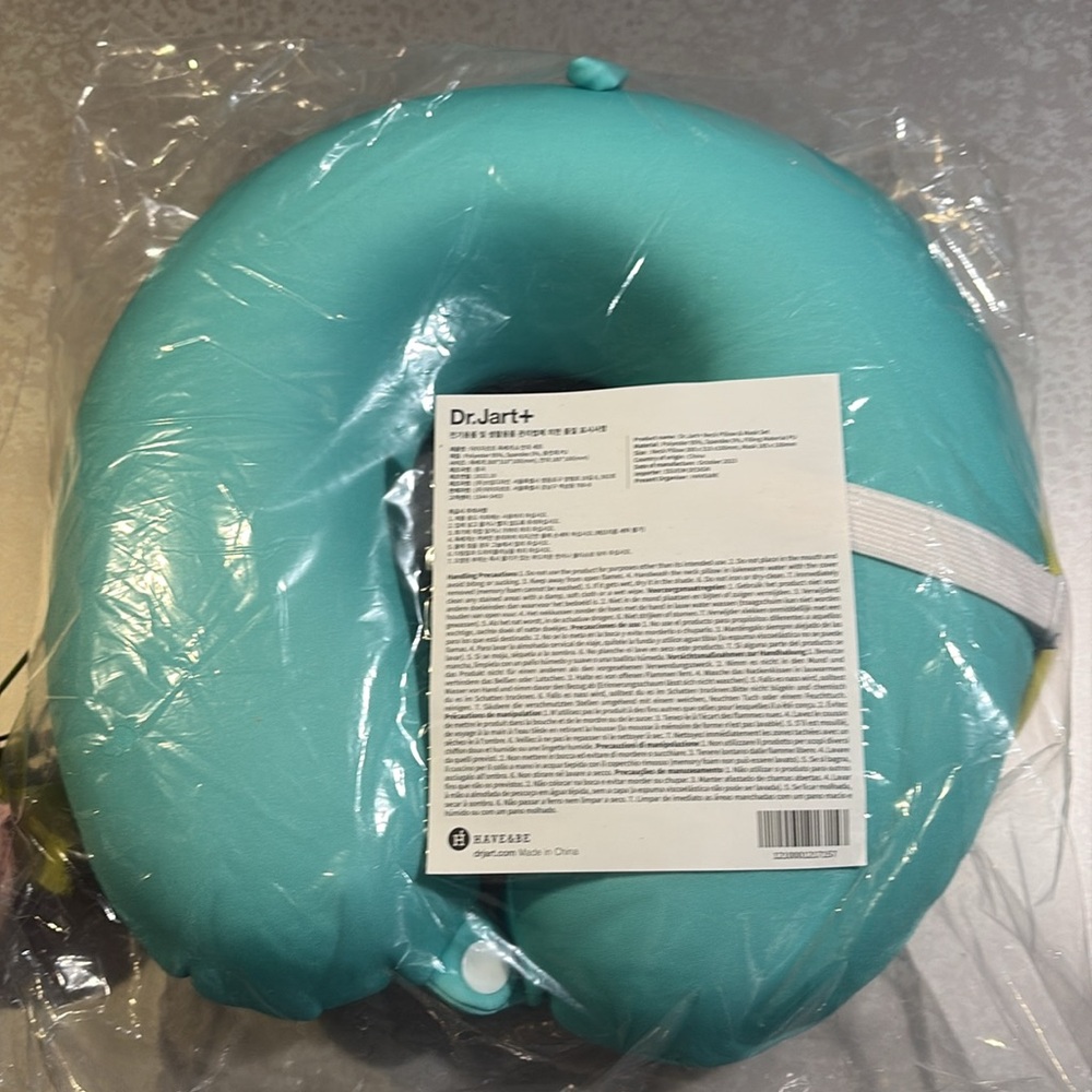 NEW Dr.Jart+ U-shape travel neck pillow and face mask - Picture 4 of 5